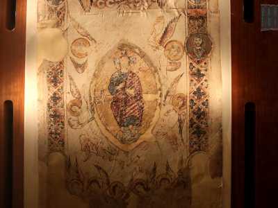 La prima immagine � quella di un Cristo in mandorla vestito di blu e rosso bruno
